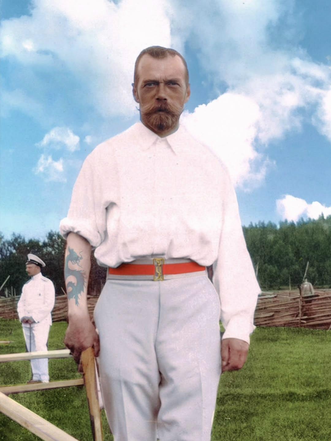 Император Николай II с татуировкой дракона, которую он сделал в 1891 году в Японии во время своего путешествия на Восток.